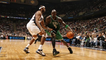 开云体育下载-恩比德状态火热，独行侠翻盘雄鹿，当个人英雄主义遭遇团队韧性